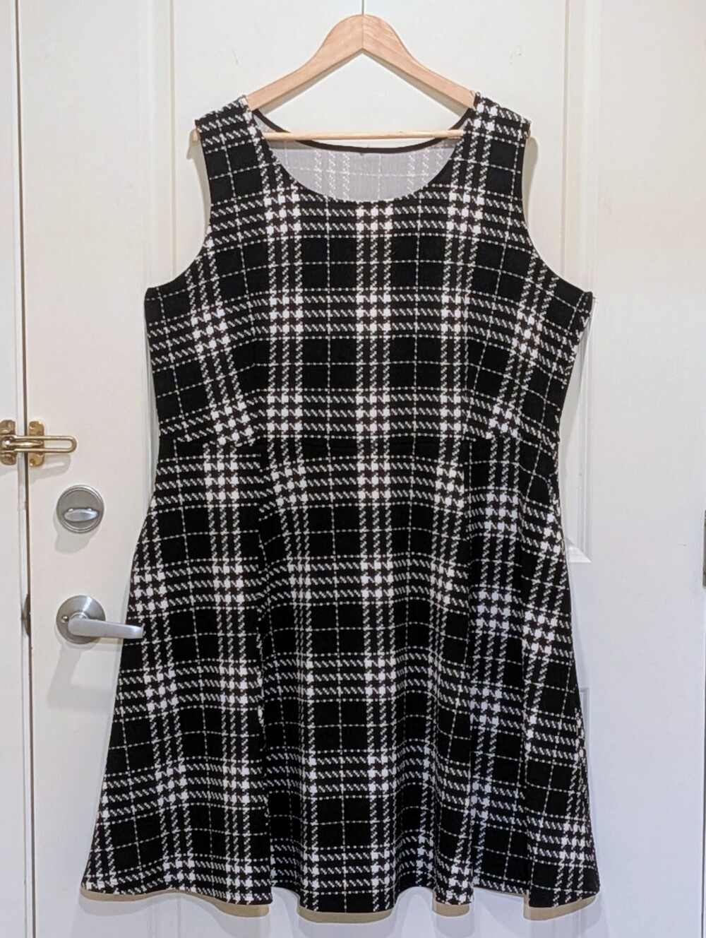 EUC Reitmans 2X Black and White Plaid Sleeveless Skater Dress